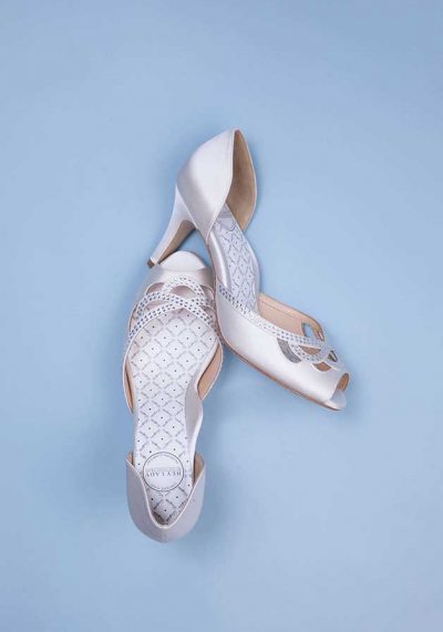 Knotty-Girl-WHITE-blue-overhead