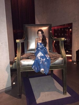 lady-buttons-silver-big-chair