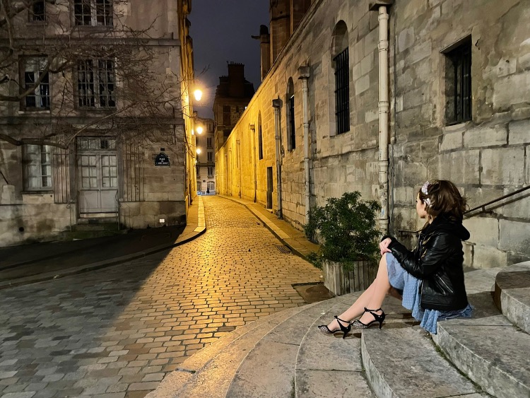 Midnight in Paris Zou Zou Bisou Banging Black